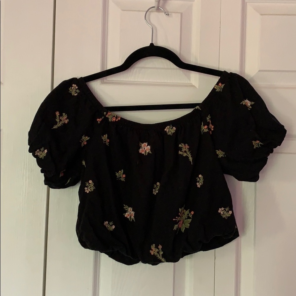 Puffed black flowered crop top